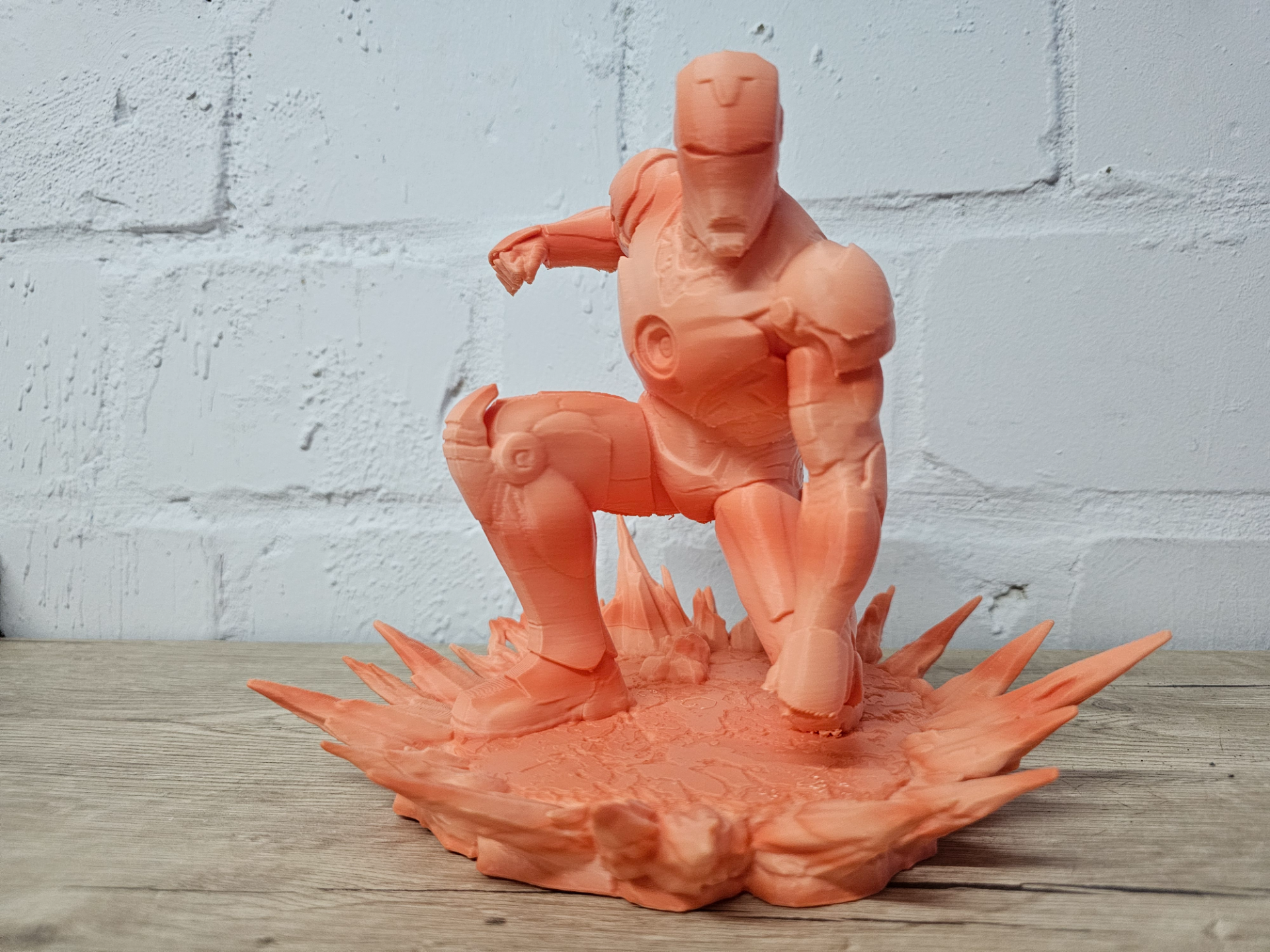 Kraftvoller Iron Man auf Base