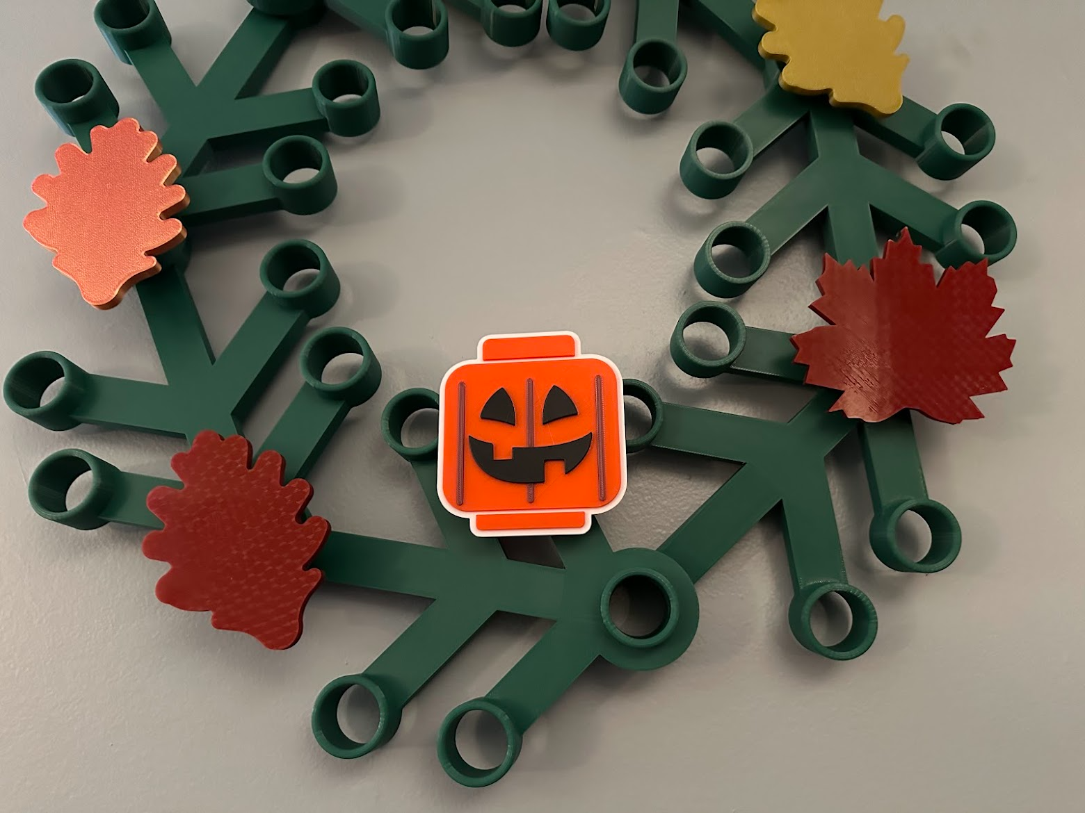 Halloween Pumpkin MinFig Face Brick Wreath Stud