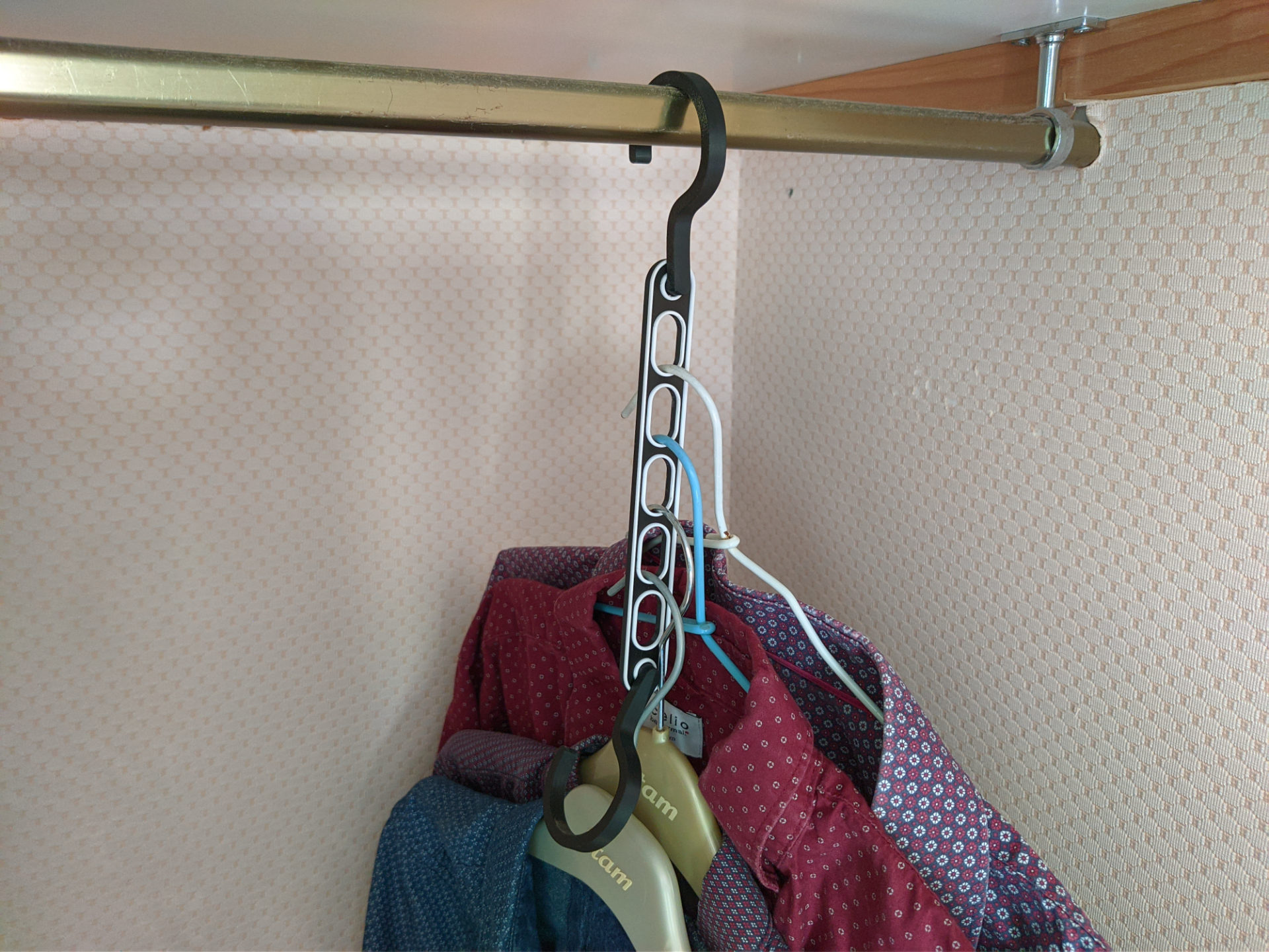 Cascading space saving hangers organizer