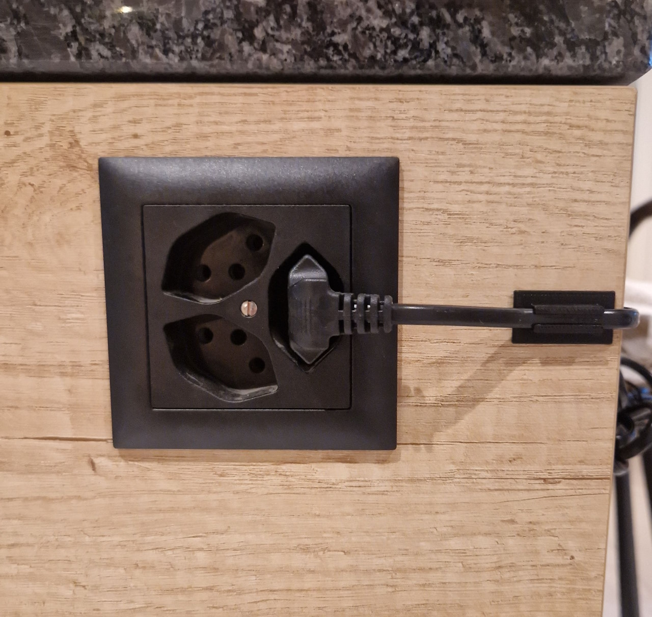 Cable mount for flat power cable
