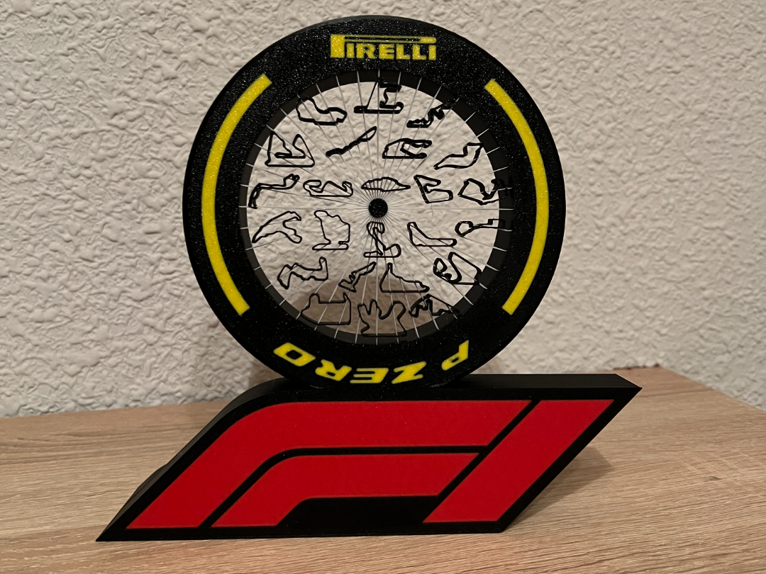 24 tracks suspended on the wheel and the F1 logo