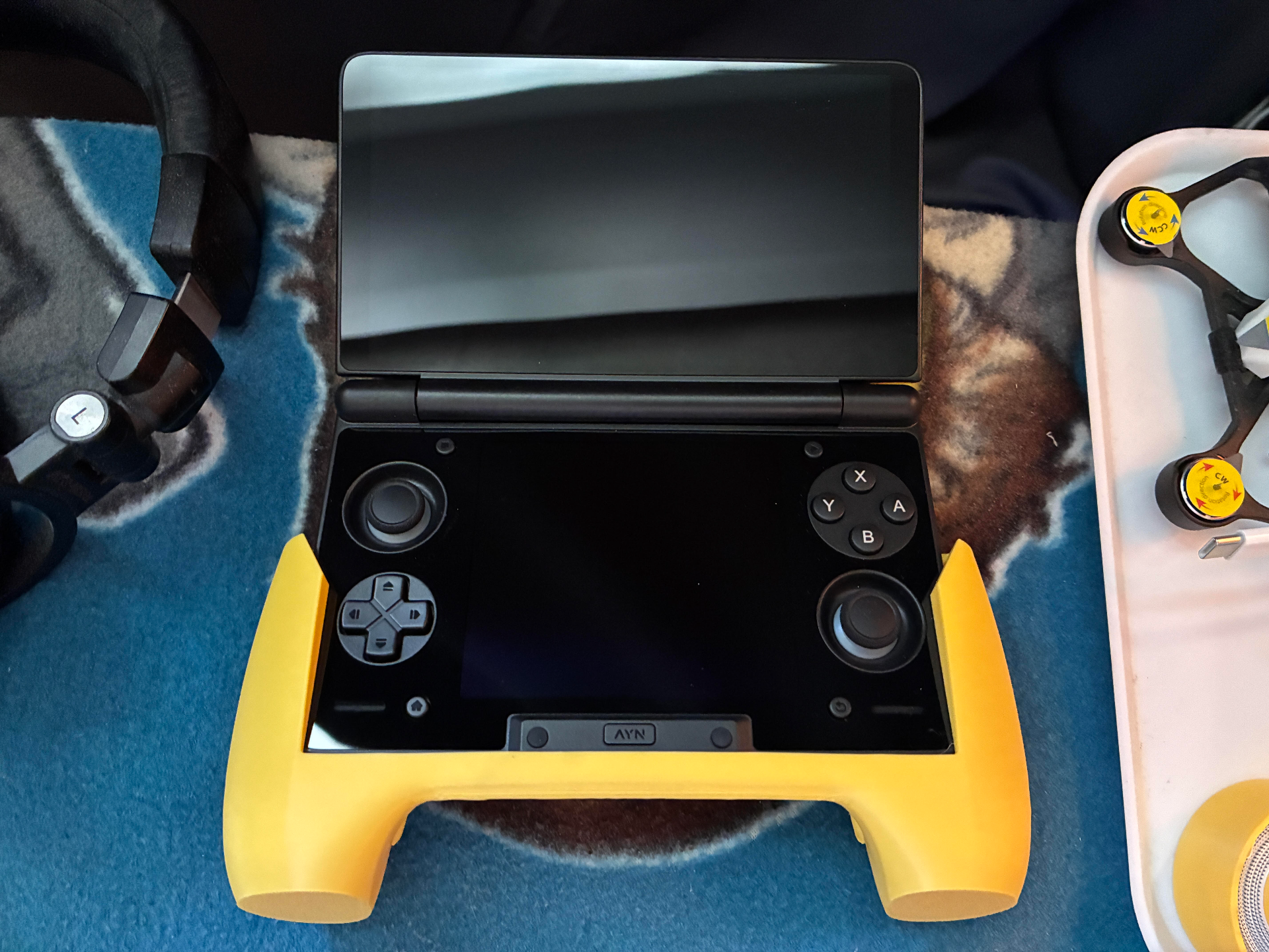 Ayn Thor_Steam Controller 2026 style grip