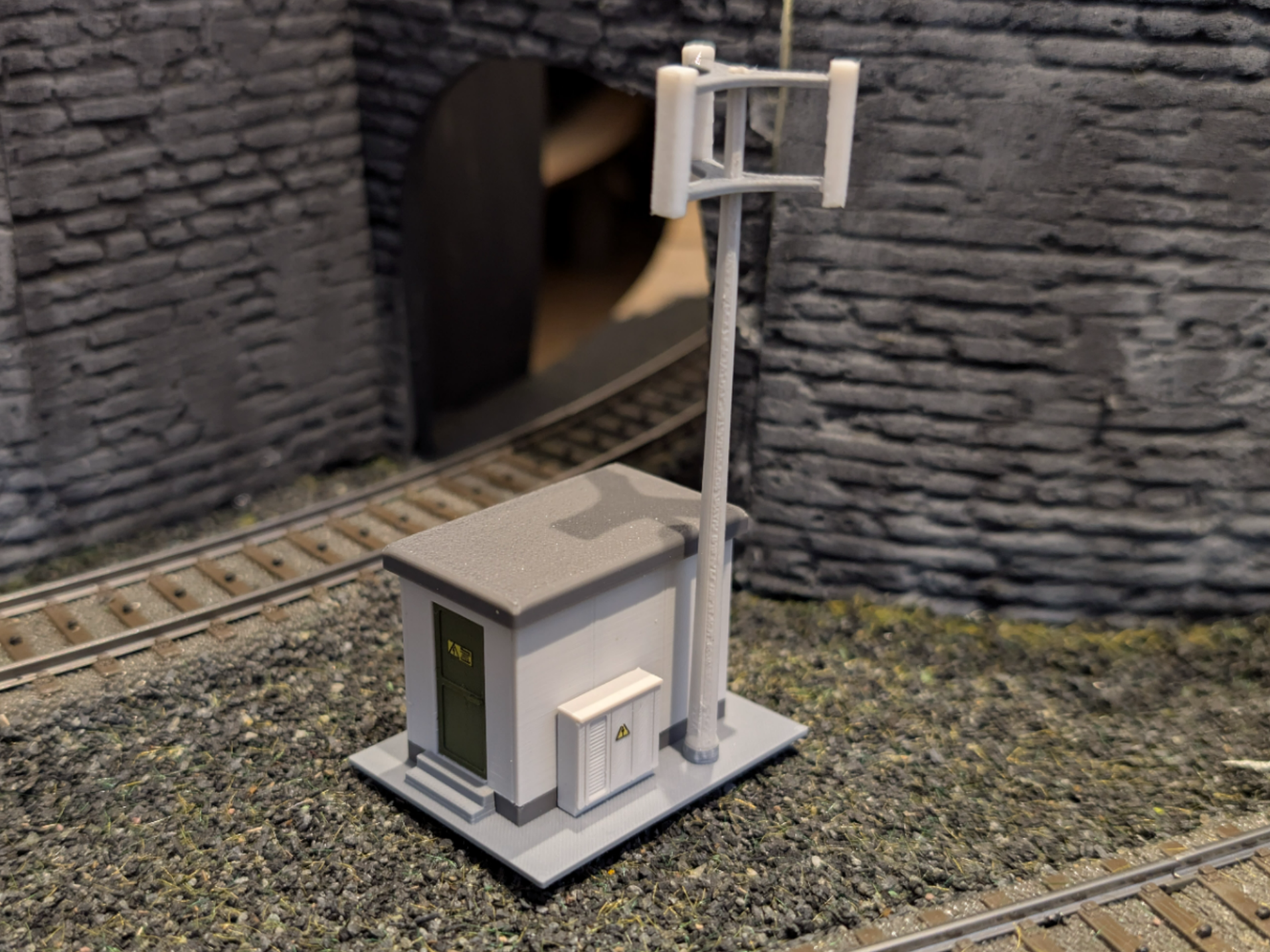 GSM-R Funkmast mit Systemtechnik-Container (H0)