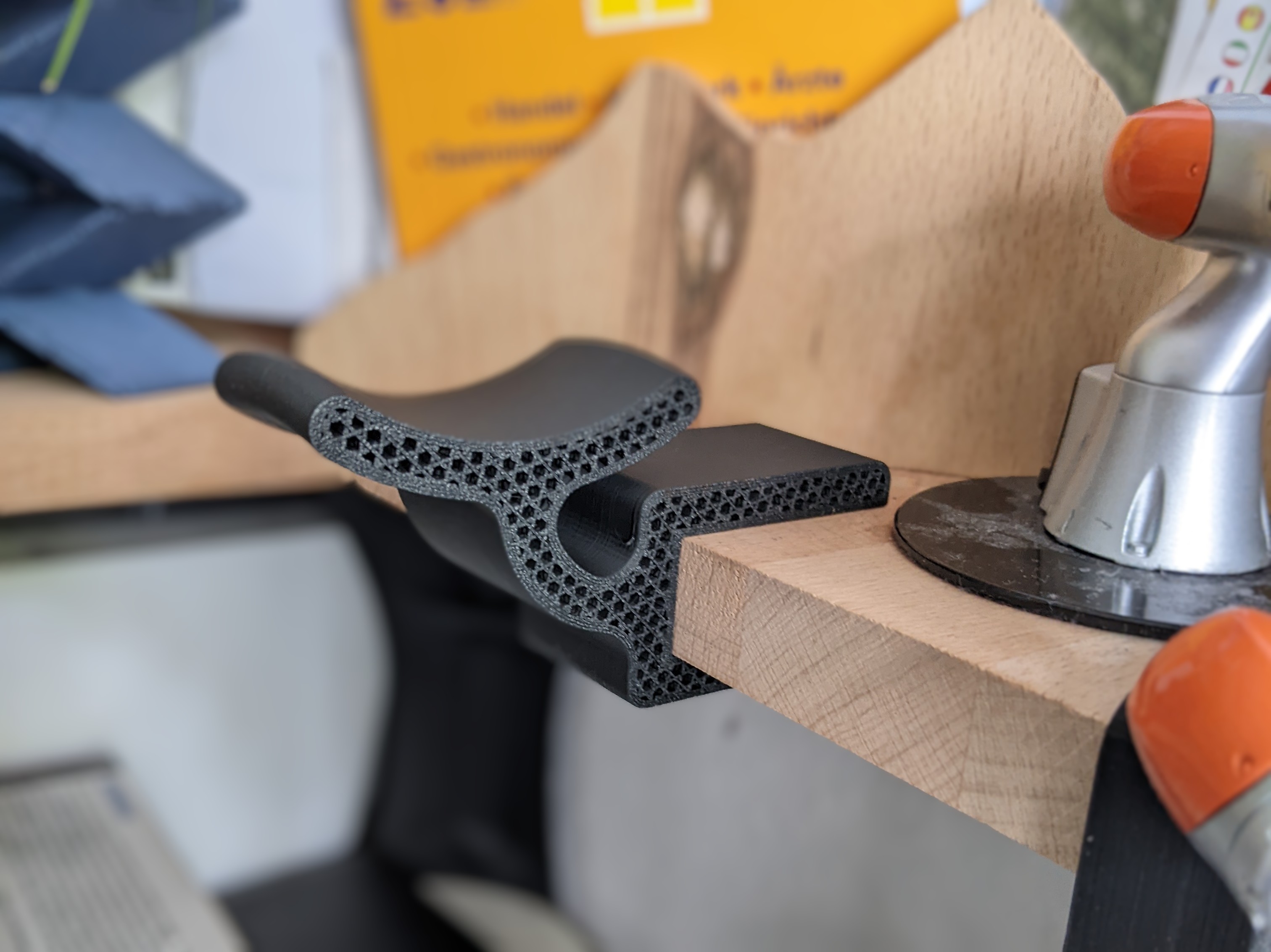 Parametric headset holder