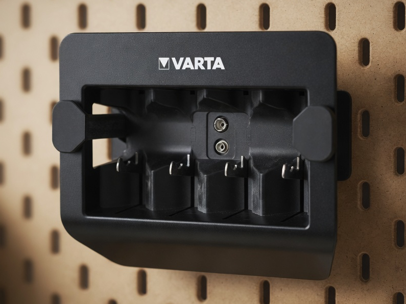 VARTA Universal Charger (57688) mount for SKÅDIS