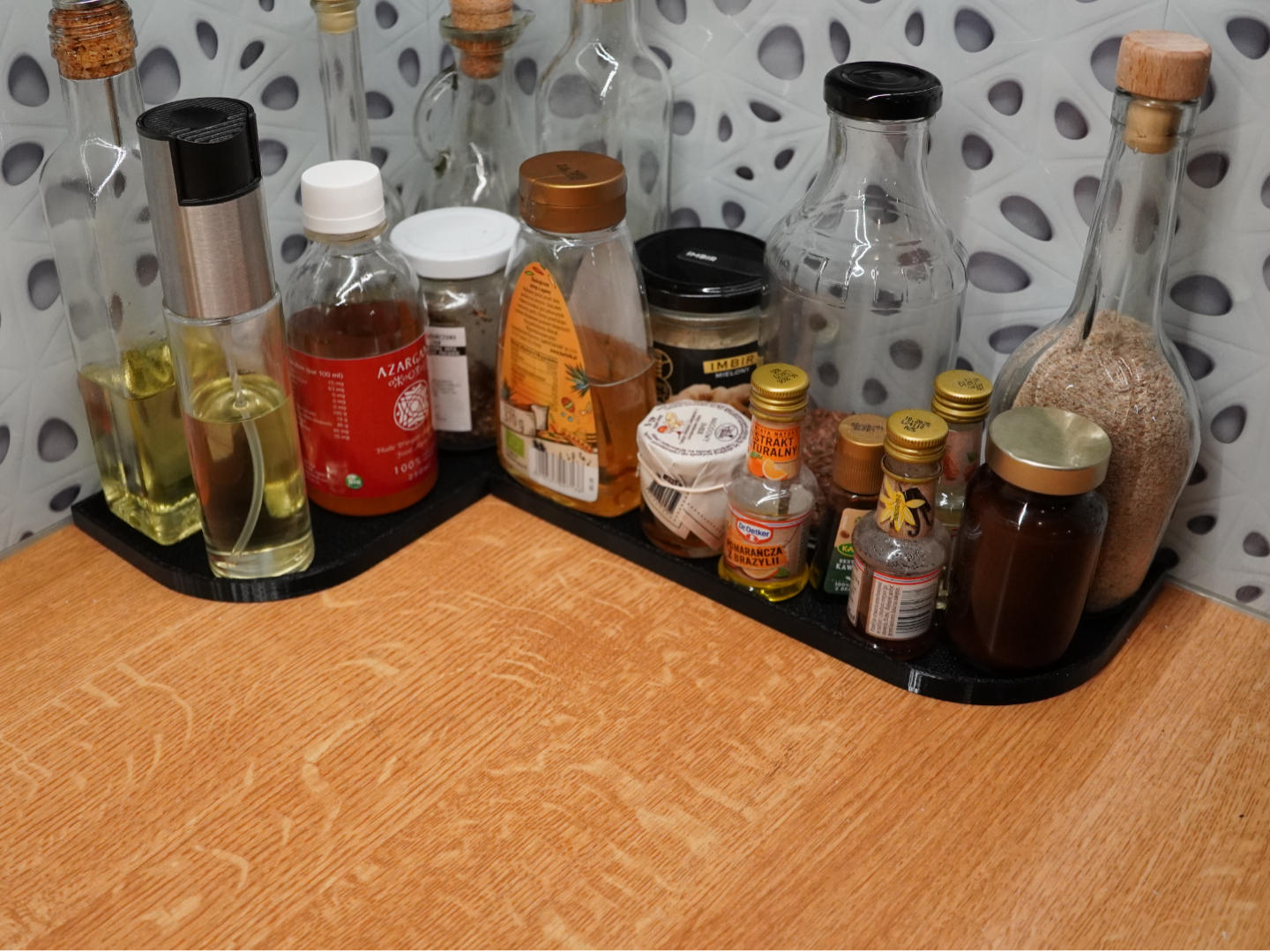 Minimalistic tray for storing spices