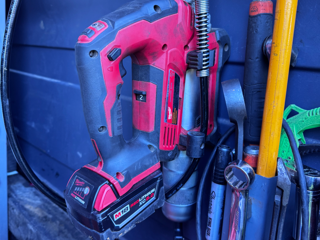Milwaukee M18 Grease gun mount