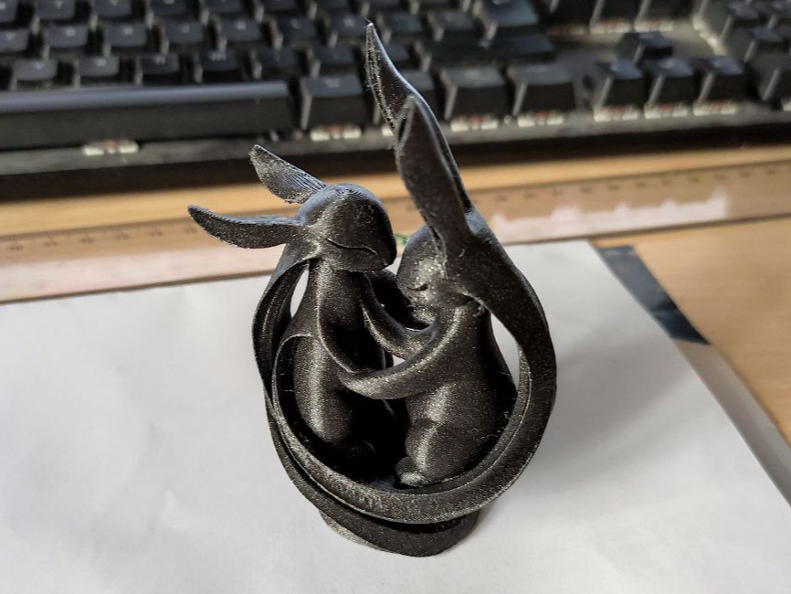 Figura de conejos unidos