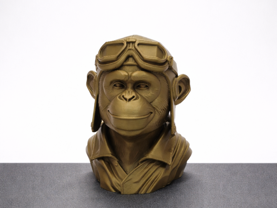 Aviator-Affe "Sky Smiler" als markante Bueste