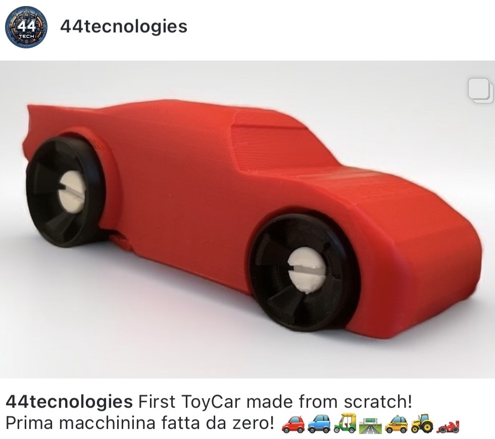 Toy racecar