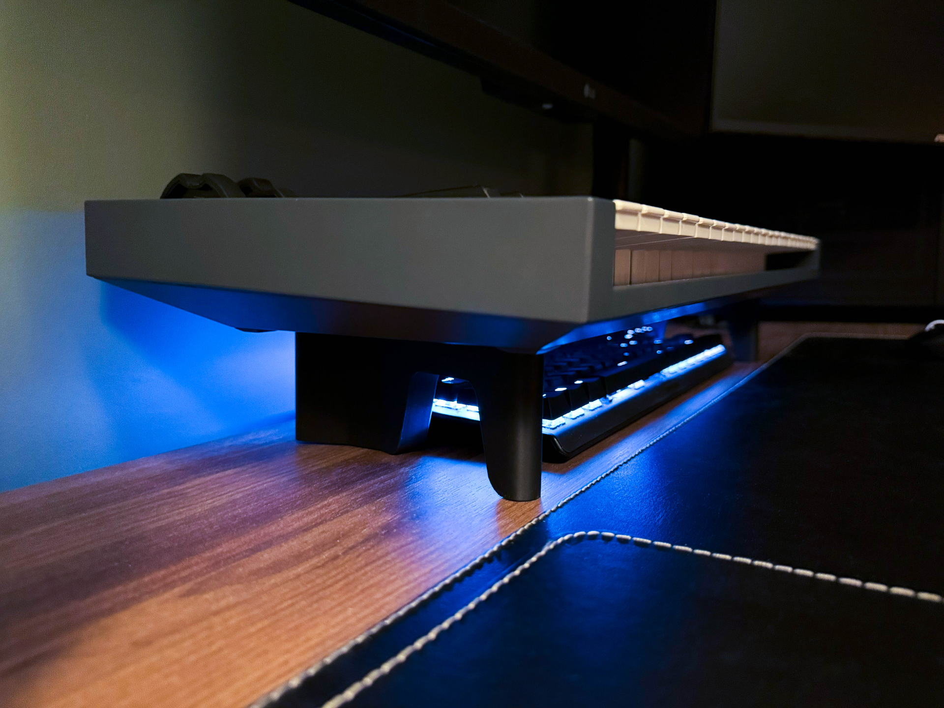 MIDI keyboard desktop riser