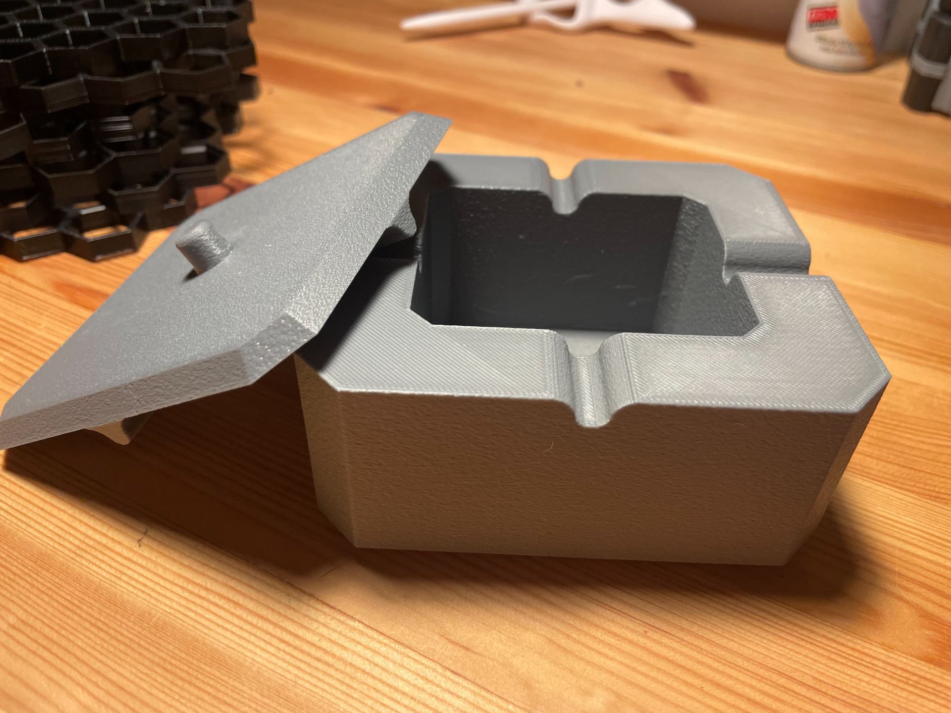 Ash tray with lid