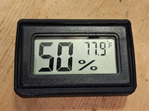 Rectangular hygrometer holder to round corners
