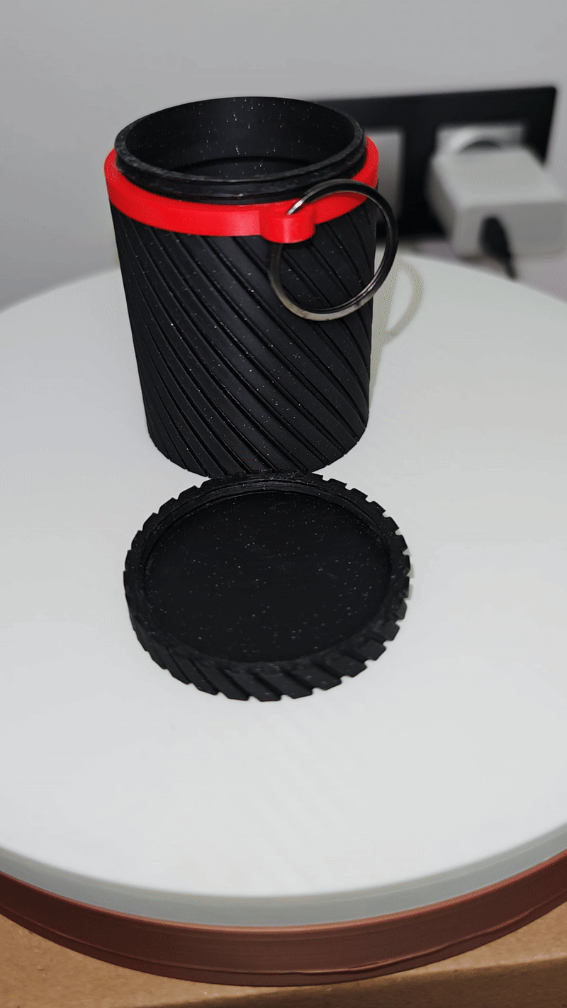 Caja dura para llaves. Para colgar en mochila.
