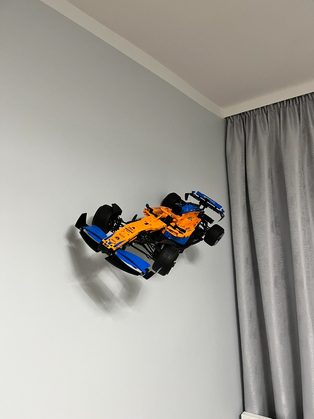 Wall mount to McLaren F1 model 42141