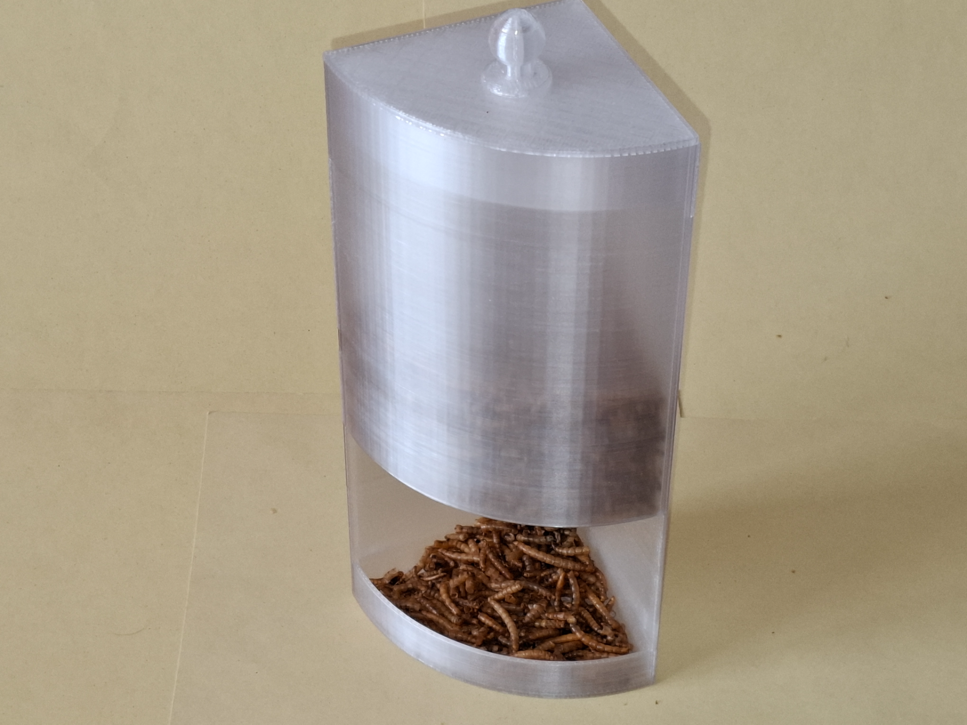 Mealworm dispenser - Mehlwurmspender