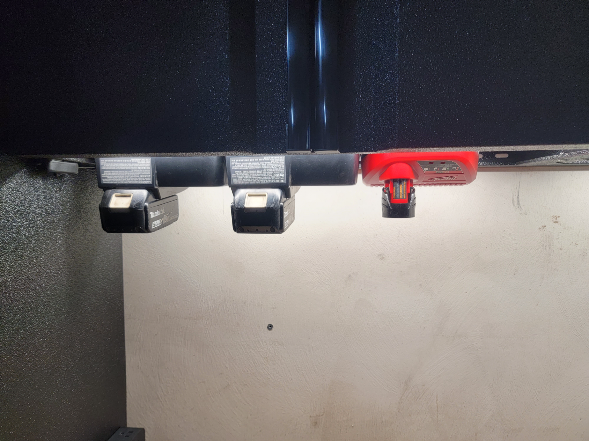 Makita RC18 Charger Mounting feet