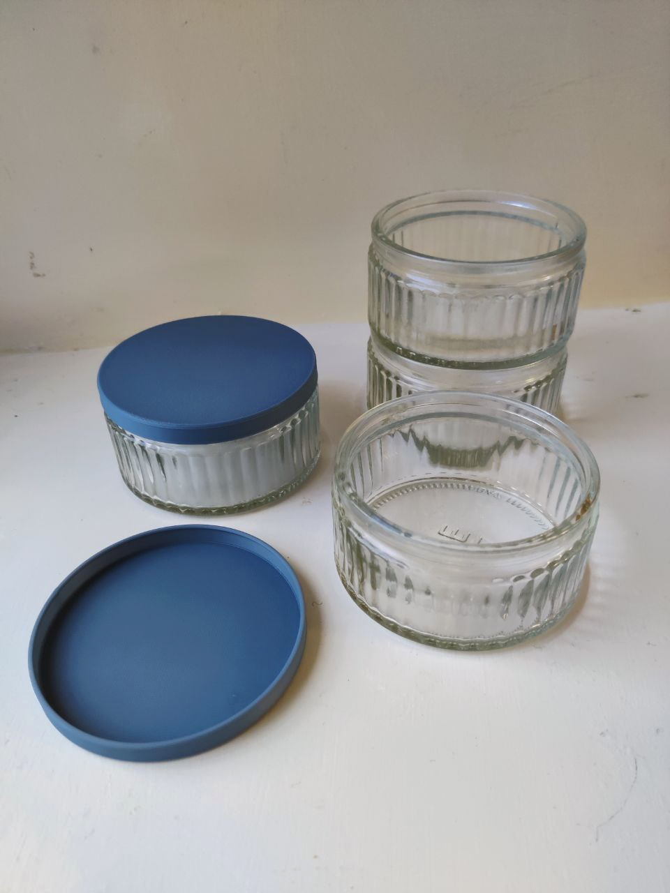 Cover lid for mini cheesecake pots