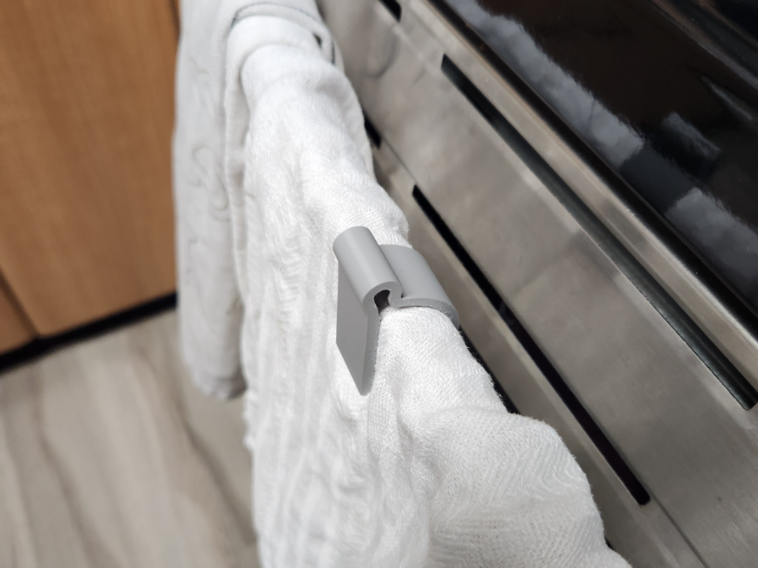 Oven handle towel clip