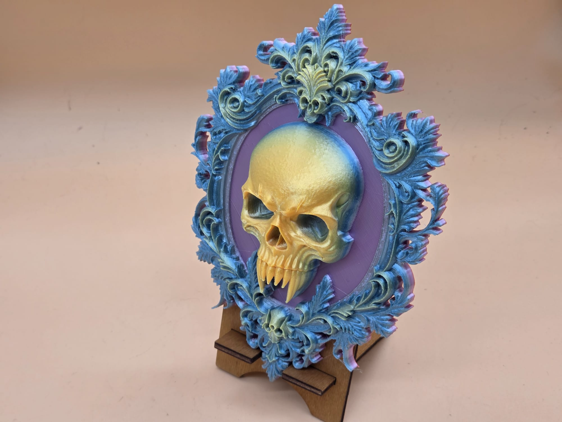 Gothic Skull Frame – Totenkopf im Barockrahmen