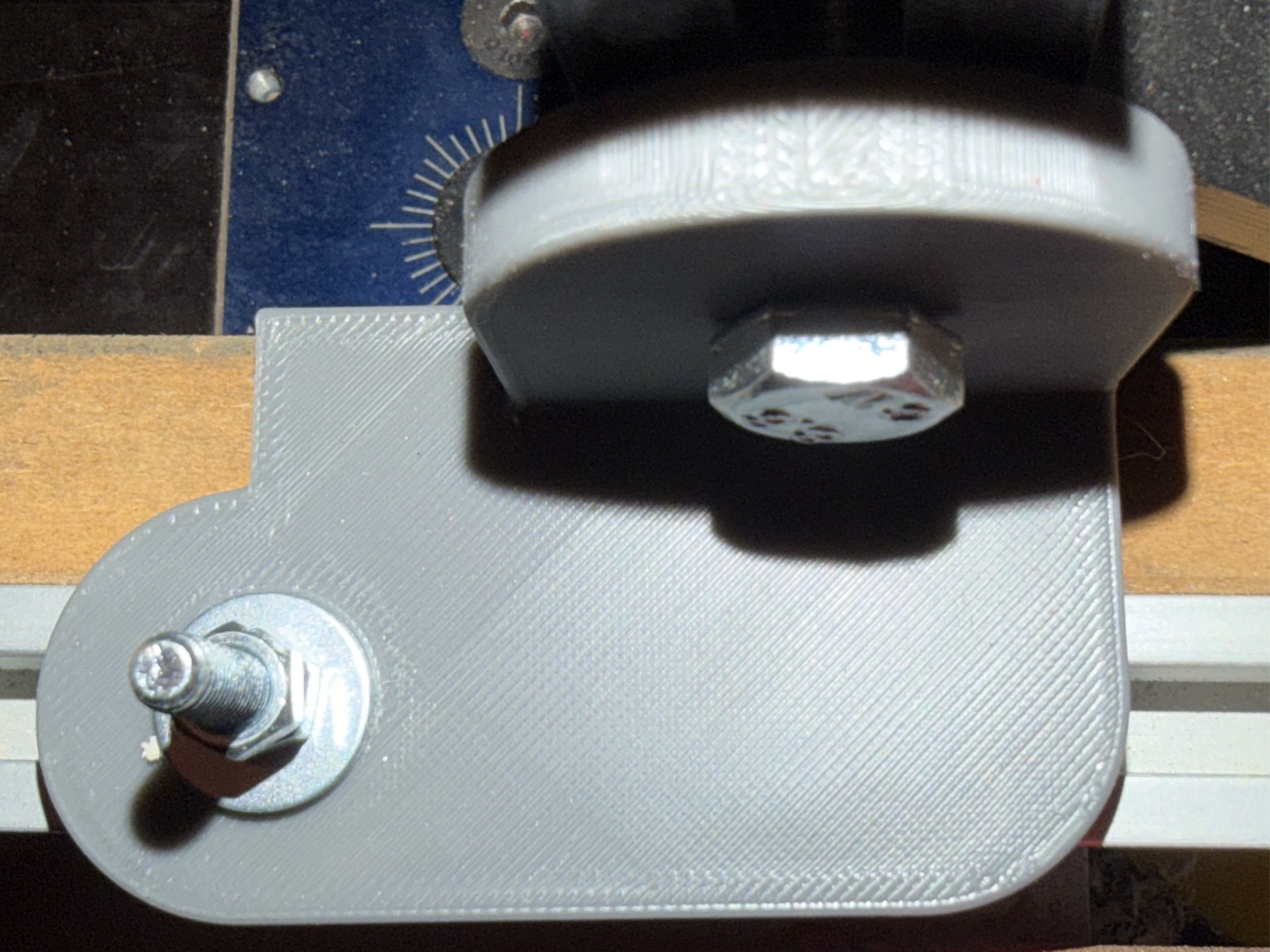 Table saw fence feather board attachment