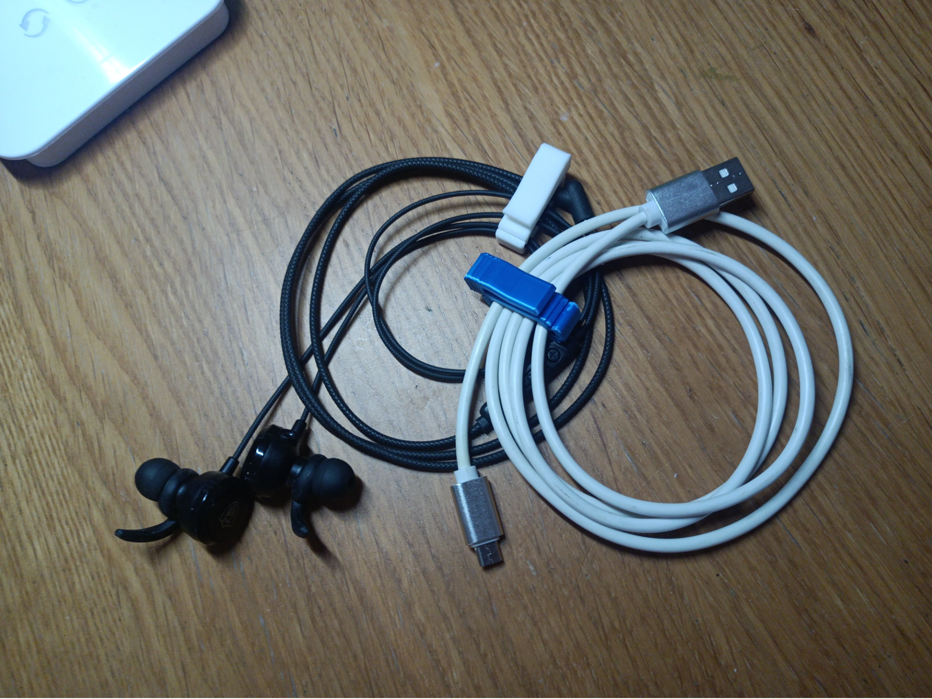 Cable organizer with carrying clip