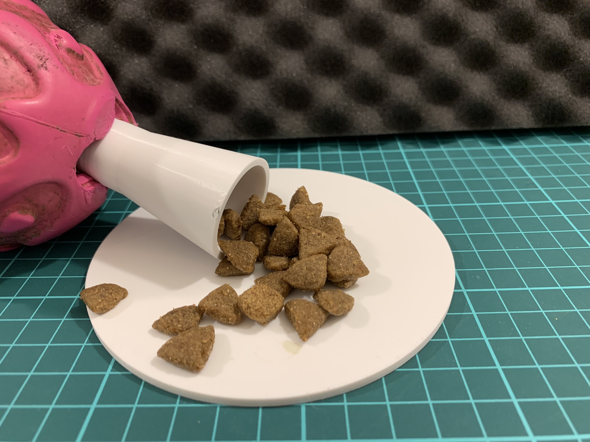 Funnel for filling treat toys - Trychtýř pro plnění pamlskových hraček