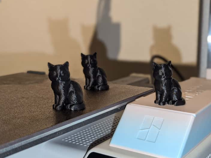 Zen Cat Trio – Ruhige Katzenfigur