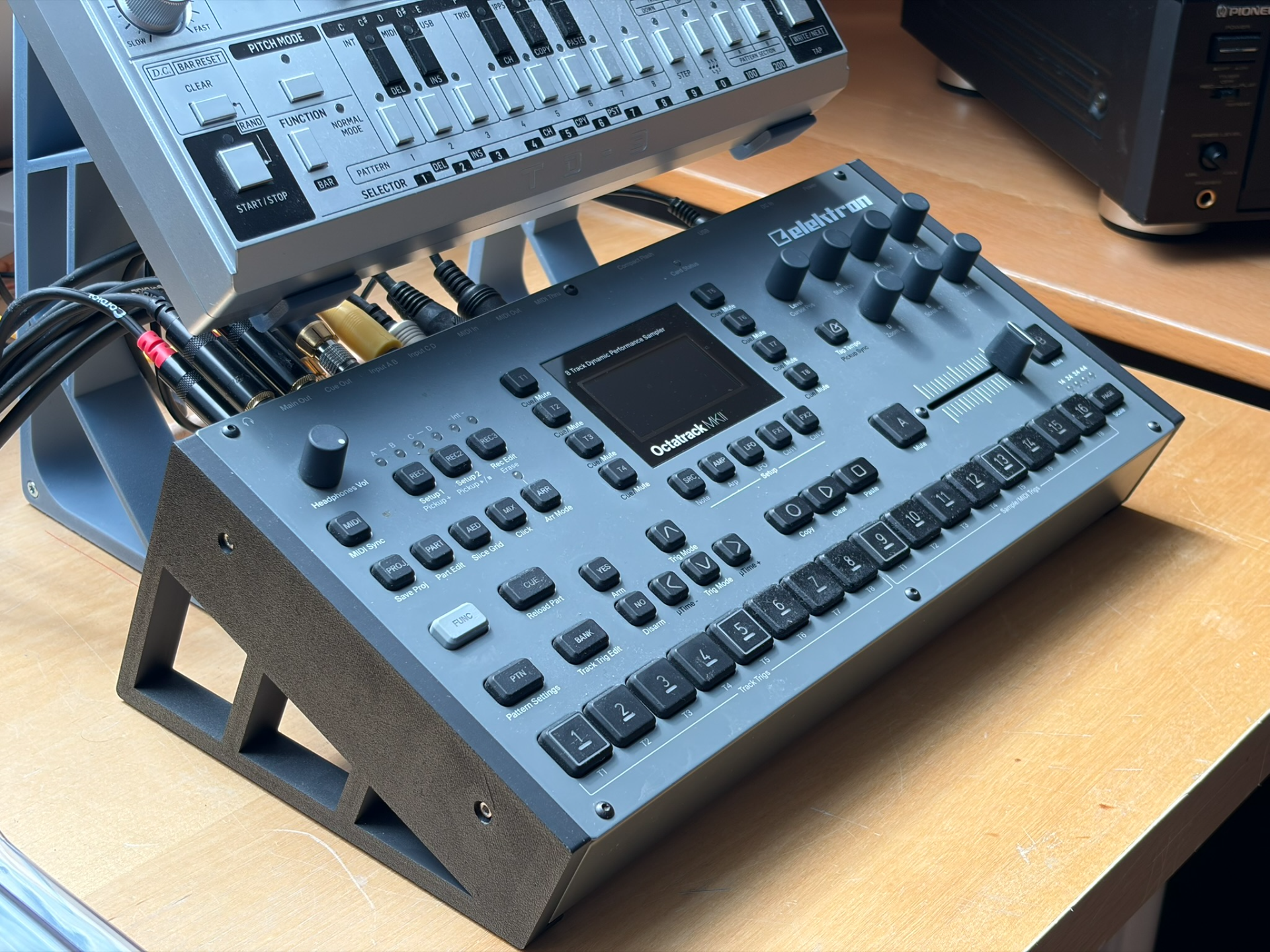 Stand for Elektron Octatrack MKII