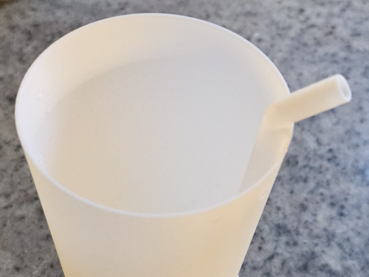 Trinkbecher mit Strohhalm