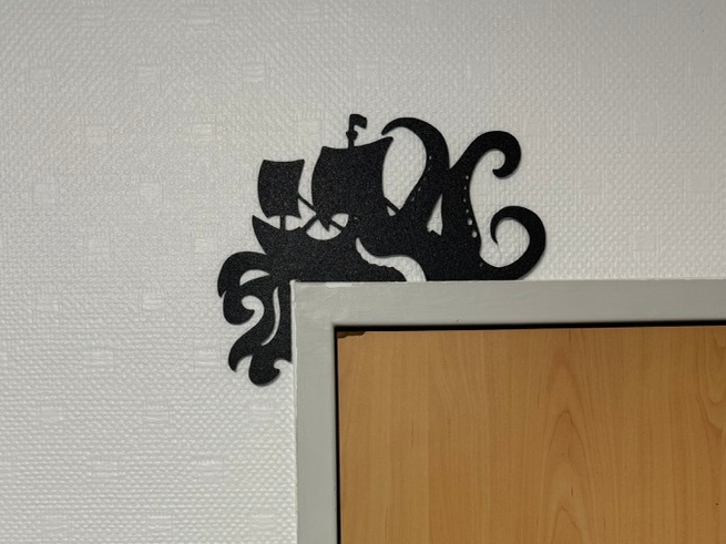 Door decor Kraken vs Ship