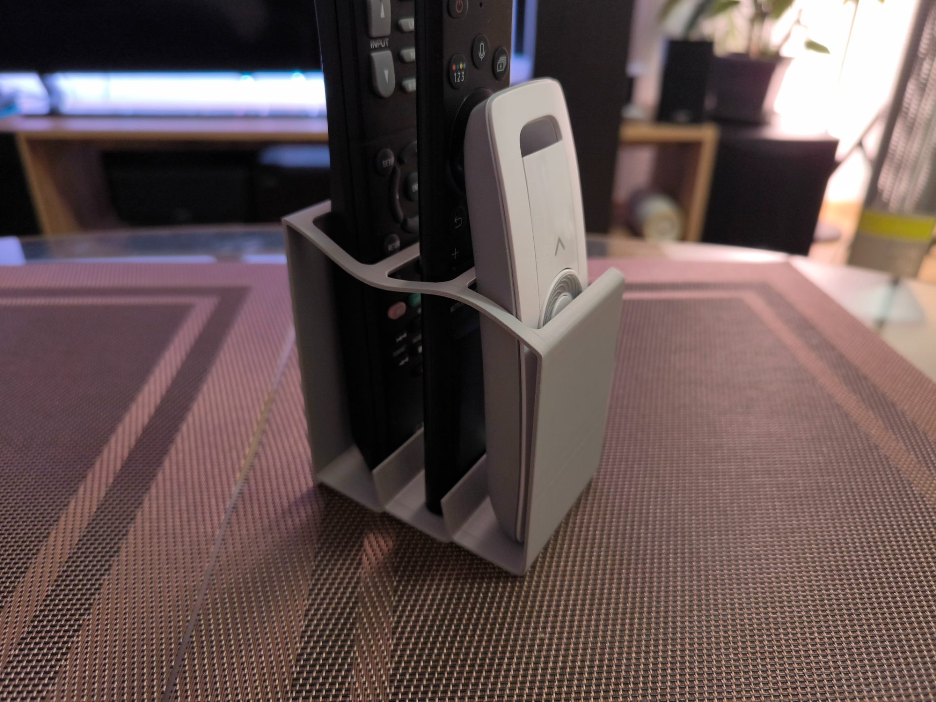 Wavy Universal Remote Stand – 3 Controllers