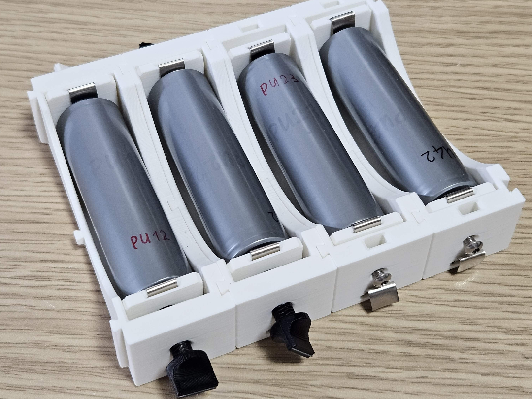 Robust connectable high current cell holder