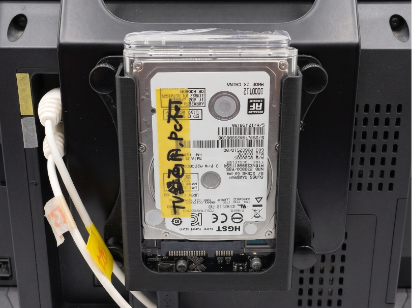 テレビやディスプレイのVESAマウントに2.5インチ外付けハードディスクを取り付けるマウンター2