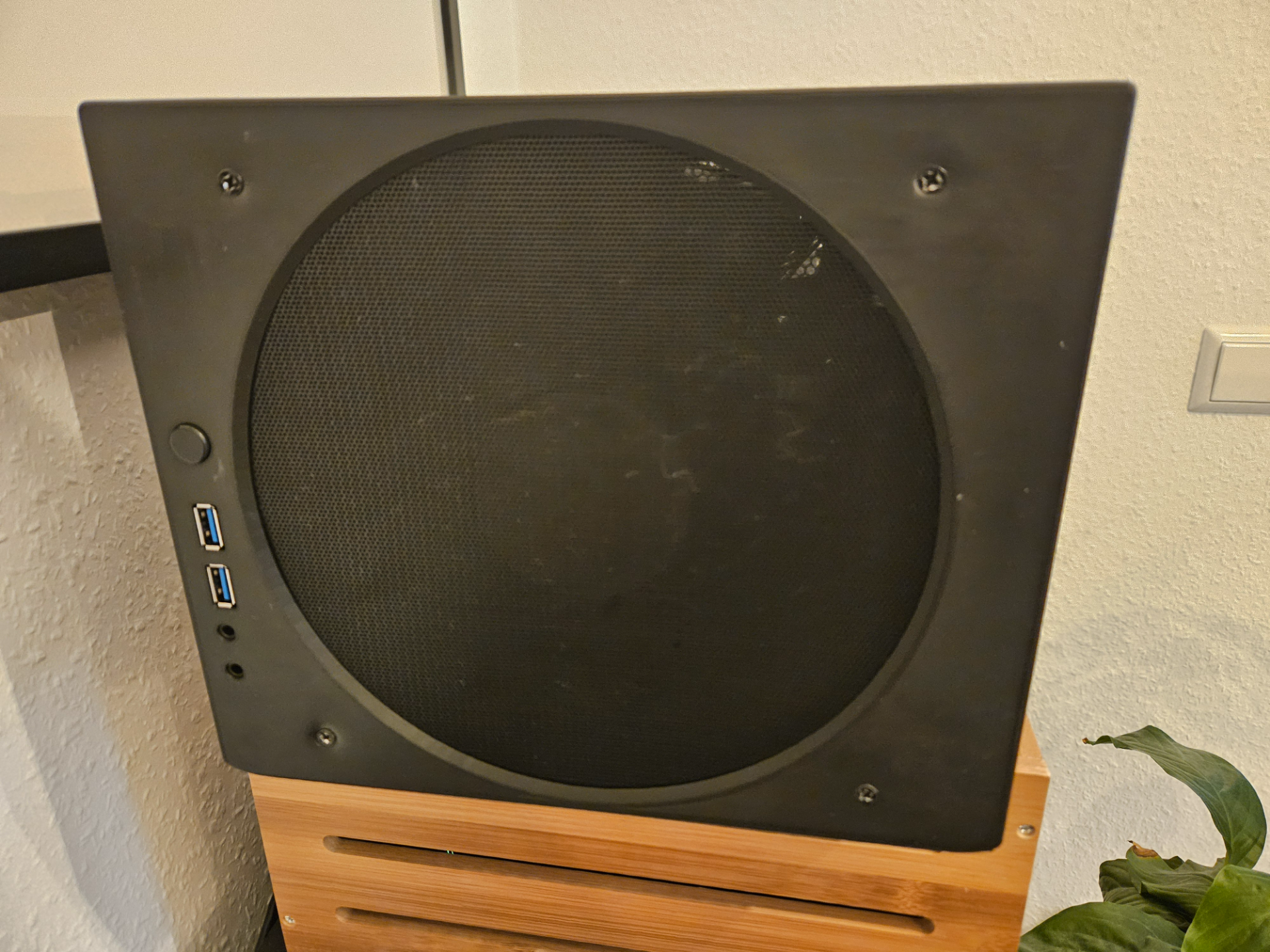 Node 304: 200mm / IO ports / PowerButton / Screwed