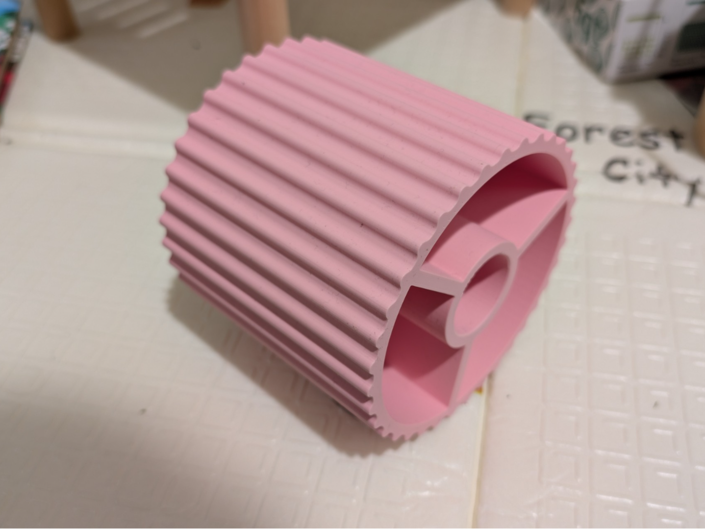 Baby roller that makes tapping sounds