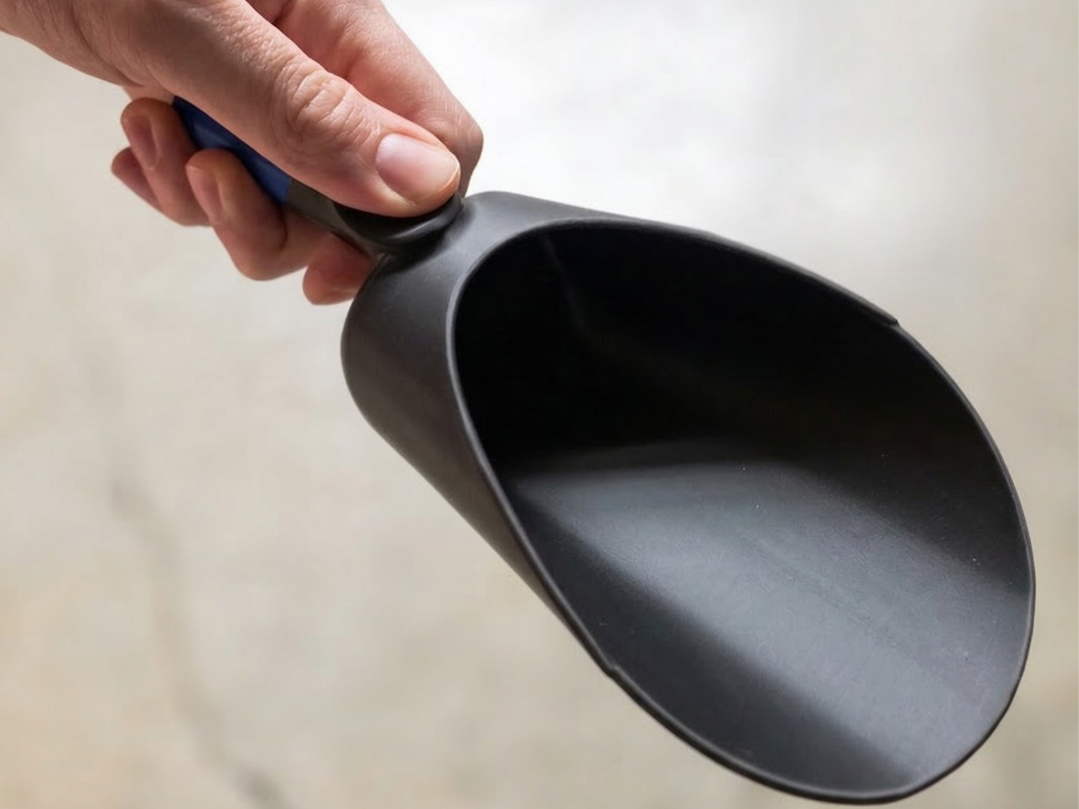 Scoop! Medium size garden scoop, pet food scoop