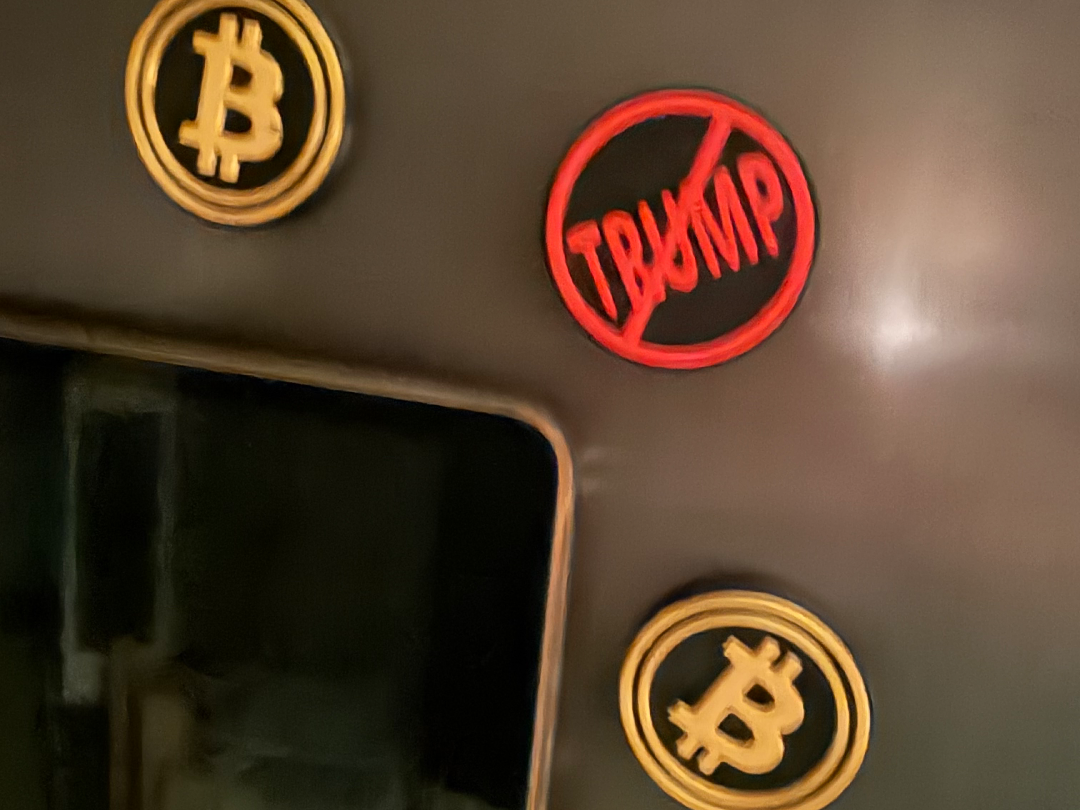 NO Trump Badge Kühlschrankmagnet / Pin 8x3 Magnet