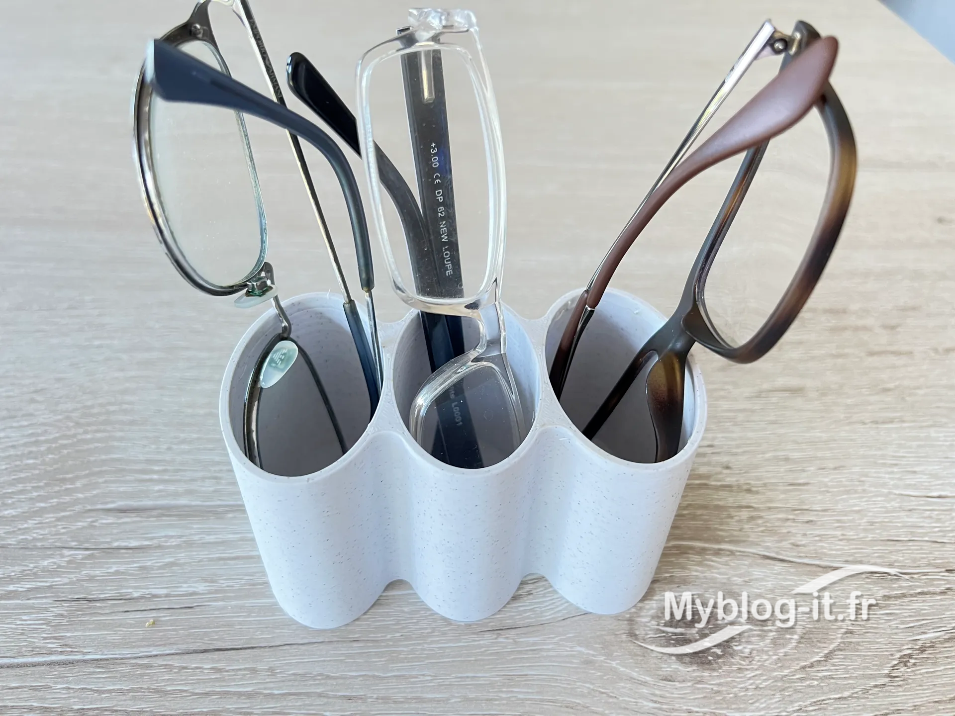 Glasses holder / Porte-lunettes