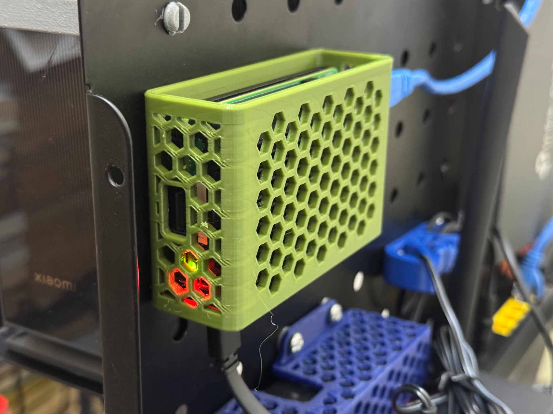 Raspberry Pi 4 bracket for 32mm pegboard
