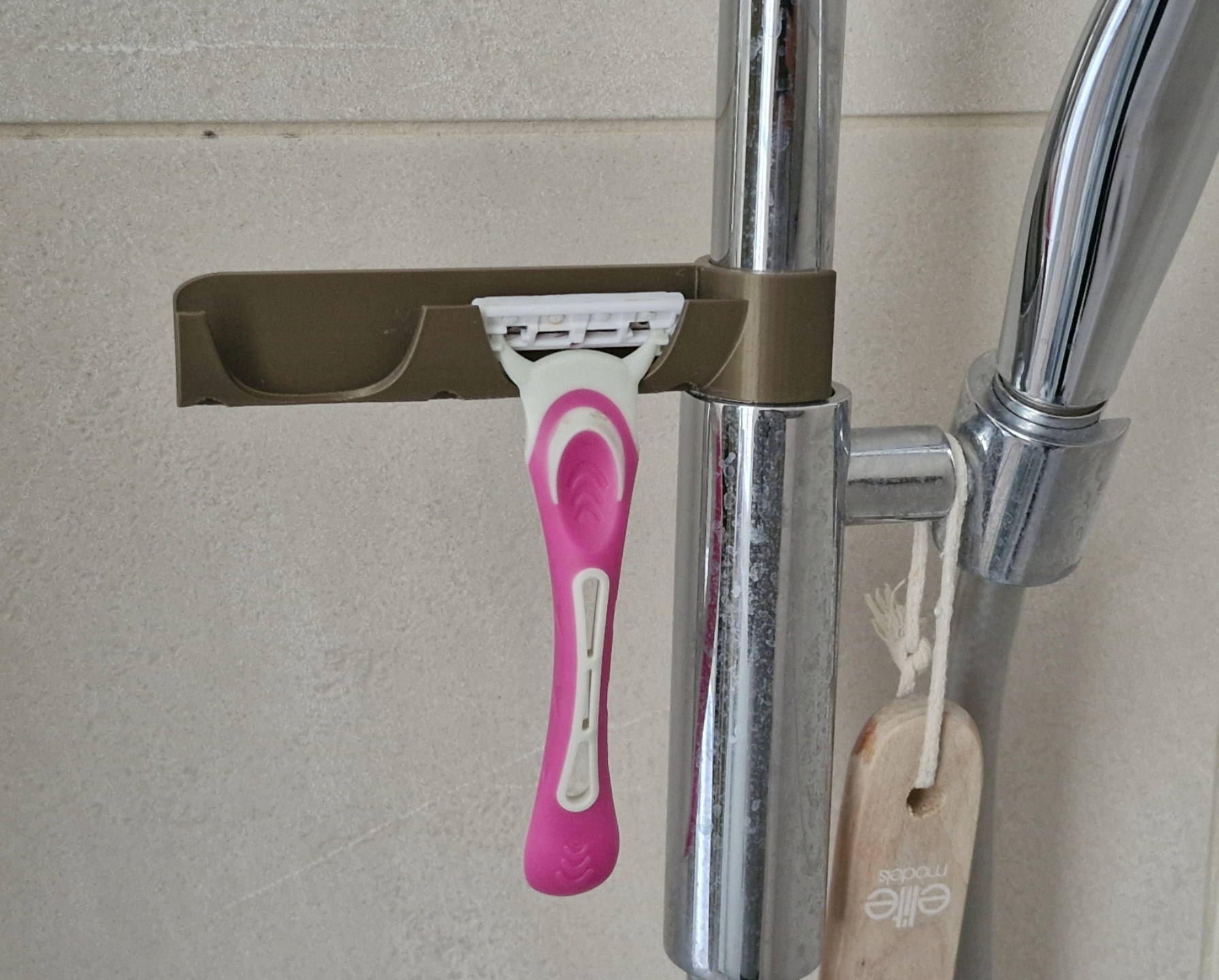 Porte-rasoirs de douche