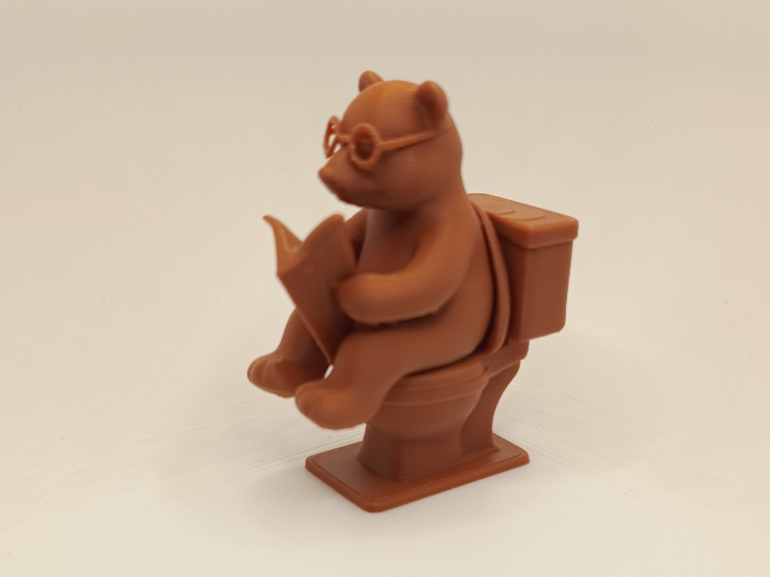 Lesender Baer auf Toilette – witzige Figur