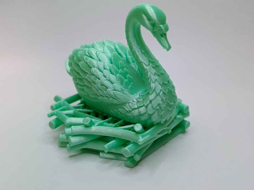 Schwan im Nest als elegante Dekofigur