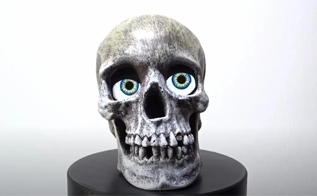 Skull with Electronic Eyes for Halloween (Electronic case)