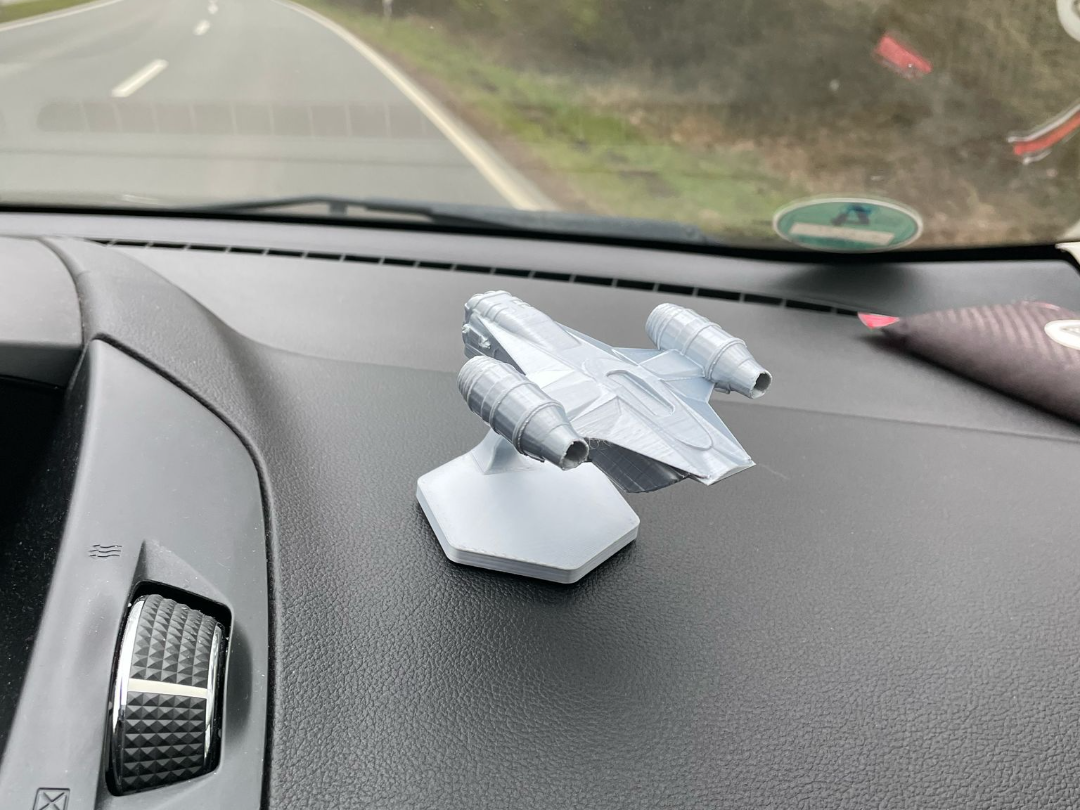 Dashboard Drifter – Floating Razor Crest Model