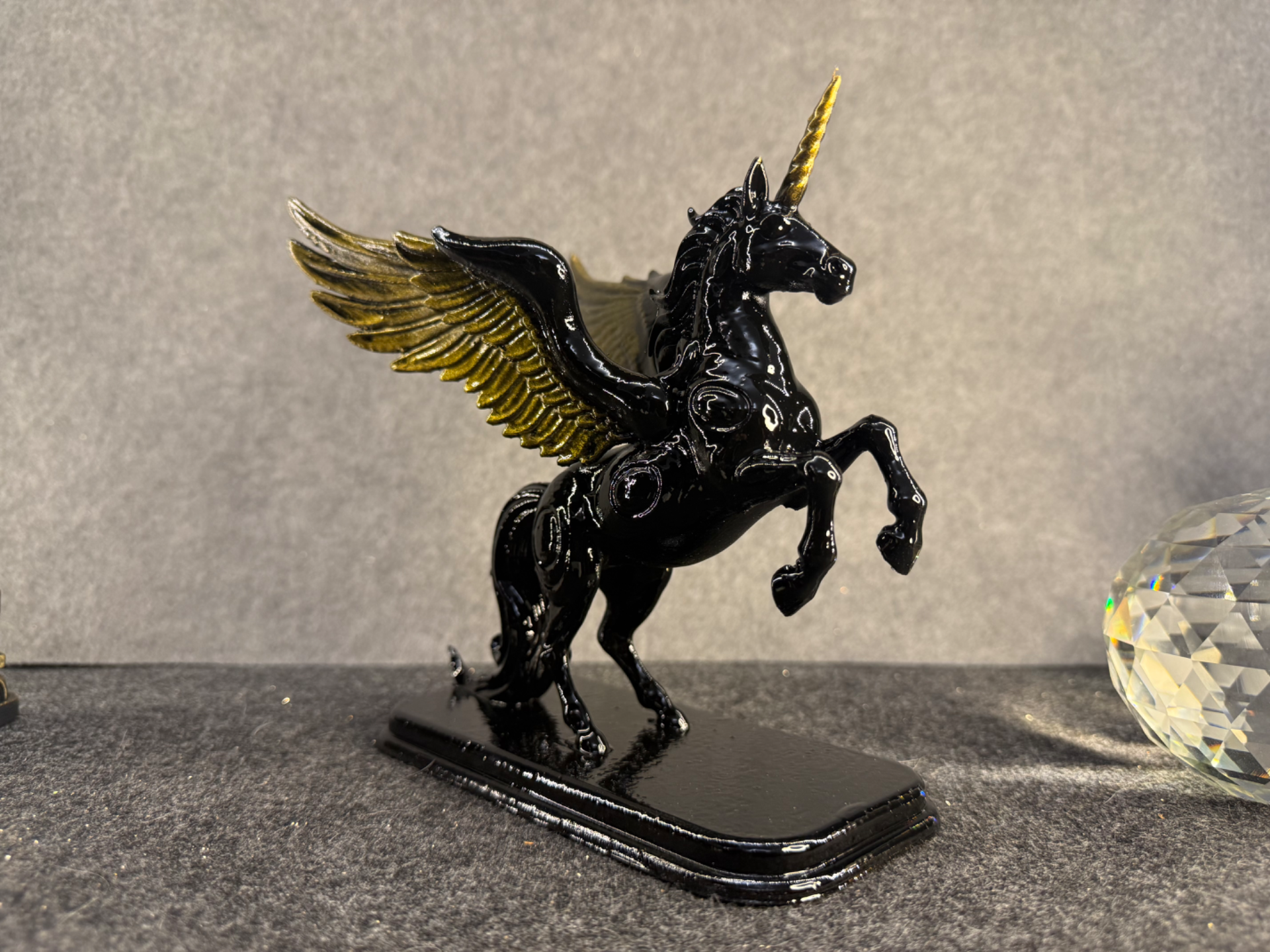 Pegasus Unicorn – Elegant Winged Sculpture