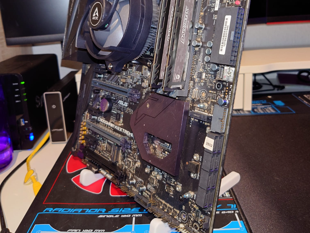 Bigger Motherboard Display Stand w. steeper Angle
