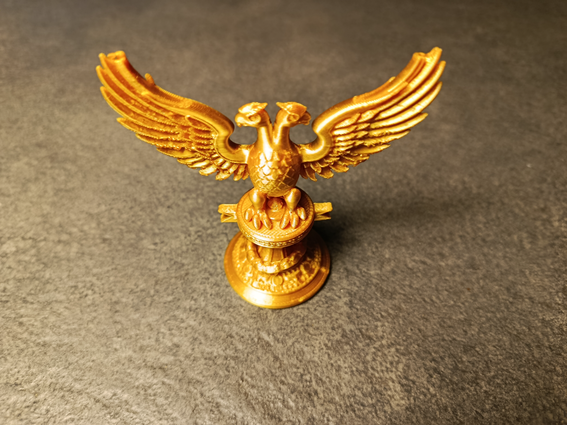 figurine représentant un aigle bicéphale doré