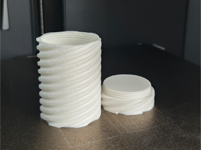 Simple screwed spiral container