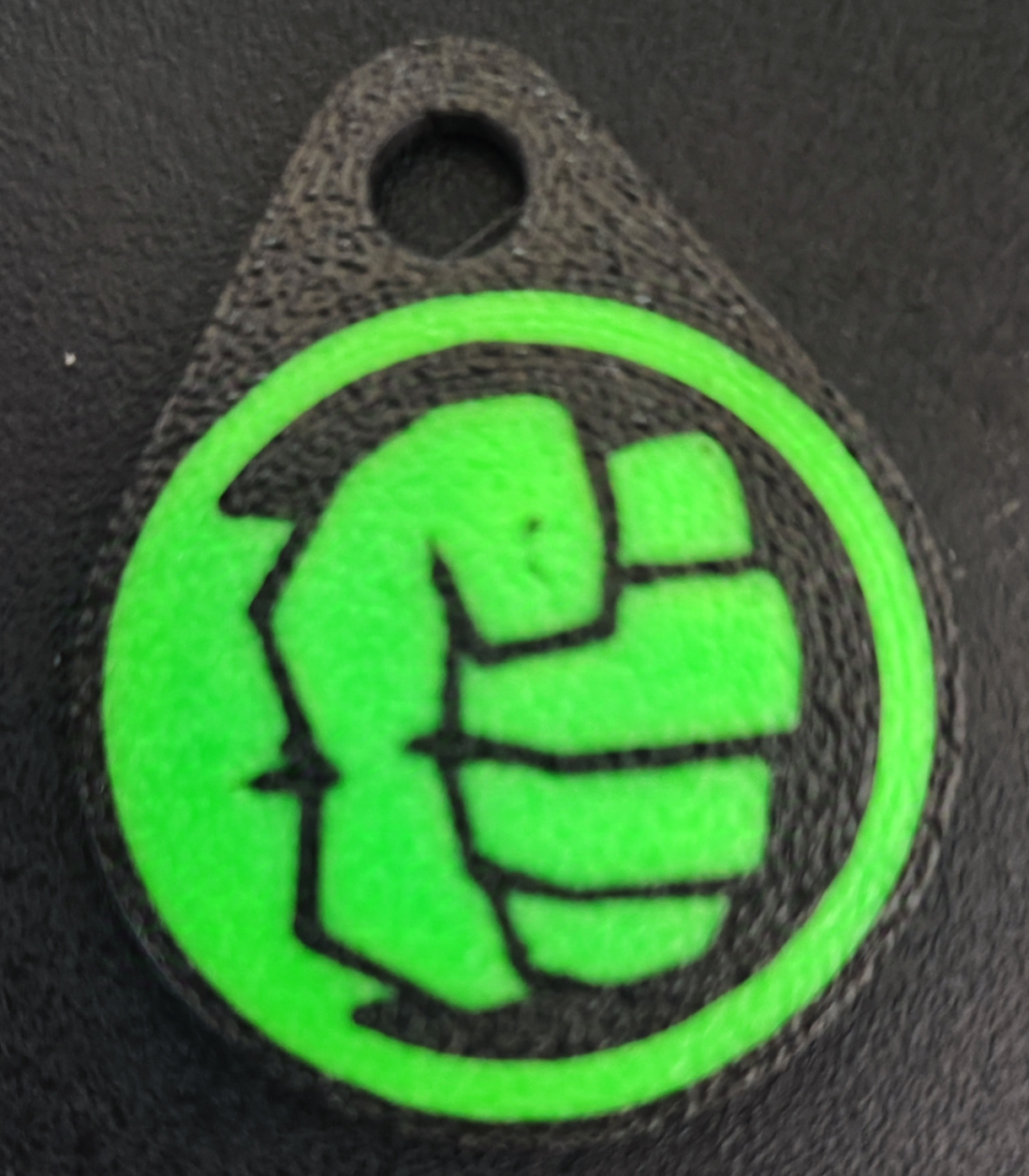 Llavero logo hulk
